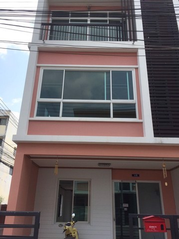 รหัสc3180-ให้เช่าทาวน์โฮม-3ชั้น-สภาพใหม่ย่านดอนเมือง-ใกล้สนามบินดอนเมือง-ที่จอดรถ-5คัน