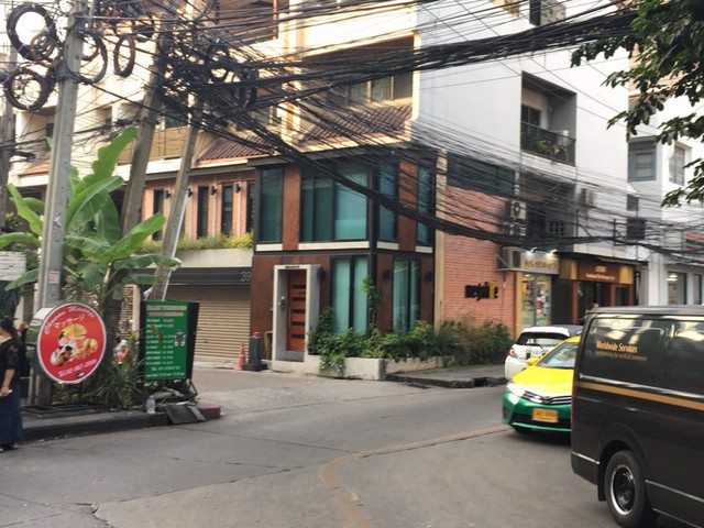 รหัสc3176-ให้เช่าอาคารพาณิชย์-3ชั้นครึ่ง-ถนนสุขุมวิท-ทำเลใจกลางเมือง-ใกล้-btsนานา