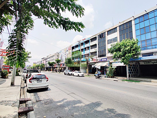 ขายด่วน-อาคารพาณิชย์-45-ชั้น-ติดถนนวัชรพล-เนื้อที่-36-ตรว-ต่อเติมเต็มพื้นที่อย่างดี-ทำเลดี-ราคาถูก