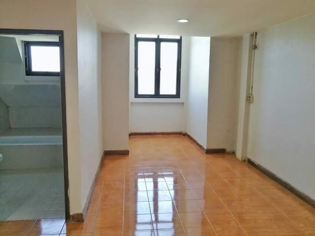 ให้เช่าทาวน์โฮม35ชั้นใกล้mrtลาดพร้าวซอยลาดพร้าว42เหมาะสำหรับทำสำนักงานพร้อมที่พักอาศัย