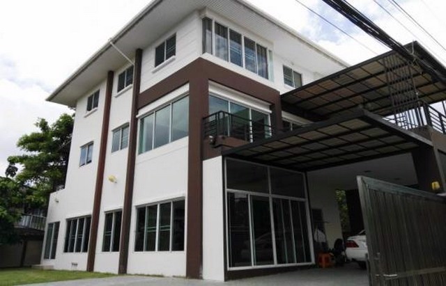 ให้เช่าบ้านเดี่ยว3ชั้นสไตล์โมเดรินติดถนนประเสริฐมนูกิจย่านลาดปลาเค้า