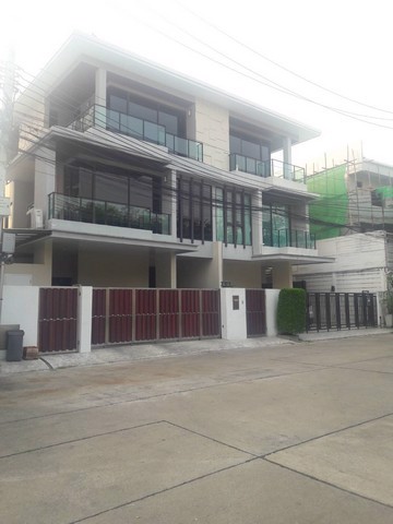 ขายบ้าน3ชั้นโครงการบ้านกลางเมืองรัชดา36-luxury-modern-design-ของเครือ-ap-หันหน้าไปทางทิศตะวันออก