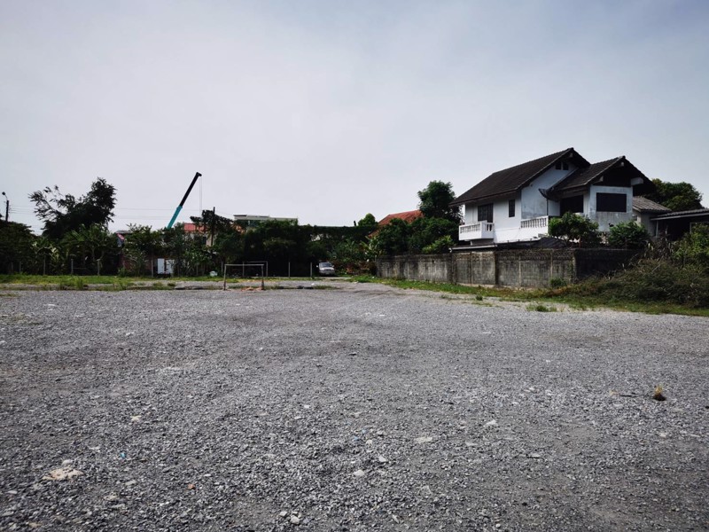 ขายที่ดิน 1075 ตรว. ในซอยเฉลิมพระเกียรติ ร9 ซอย 25 เข้าซอย 330 ม. ใกล้สวนหลวงร.9  ขายราคา