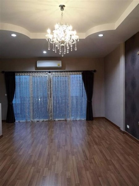 ให้เช่าทาวน์เฮาส์-3-ชั้น-เดอะริคโค่-วัชรพลเหมาะสำหรับอยู่อาศัยหรือทำออฟฟิศ