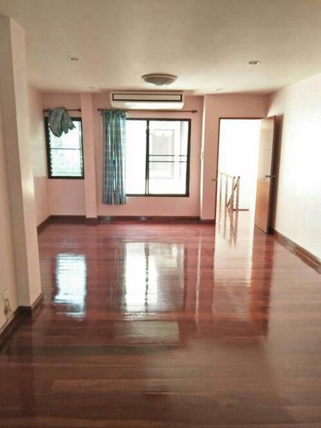 ให้เช่าทาวน์โฮม-3-ชั้น-ใกล้บิ๊กซีลาดพร้าว-พร้อมเฟอร์นิเจอร์และเครื่องใช้ไฟฟ้าบางส่วน