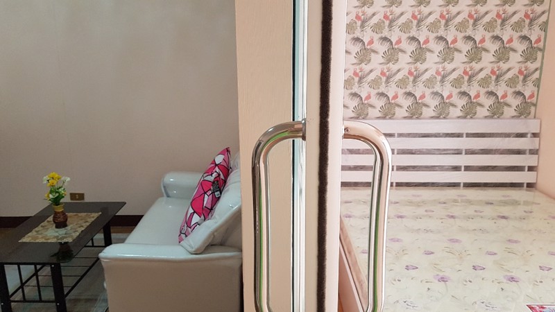 ขายคอนโดรัตนาธิเบศซอย3สะดวกการเดินทาง-ใหญ่-1ห้องนอน-1ห้องโถง-1ครัว-ตกแต่งใหม่ทั้งห้อง-พื้นห้องปูแกนิ