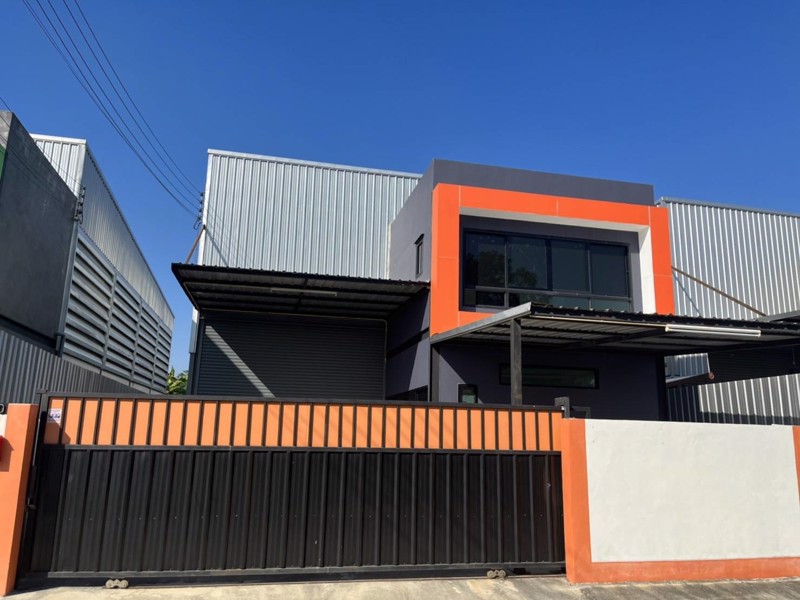 ให้เช่าโกดัง-พร้อมออฟฟิตชั้นล่าง-ห้องพักชั้นลอย-มีรั้วล้อมรอบส่วนตัว-ในซอยวัดลาดปลาดุก