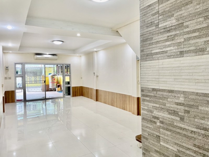 ขายทาวน์เฮ้าส์สวย-ทำเลทอง-ติดถนนใหญ่-ใกล้สี่แยกบางนา-0917232192