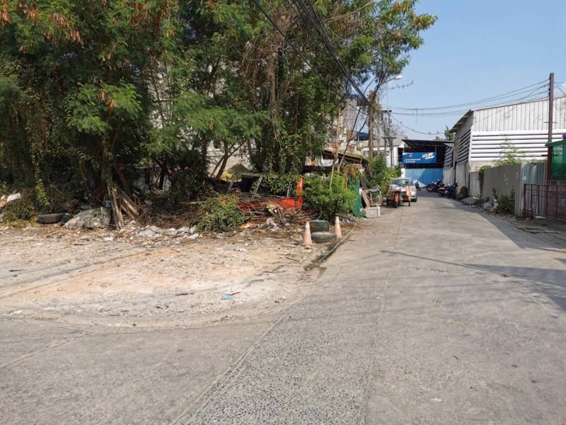 ที่ดินถมแล้ว-เนื้อที่-111-ตารางวา-ซอยโชคชัย-4-แยก-28-ติดถนน-2-ด้าน