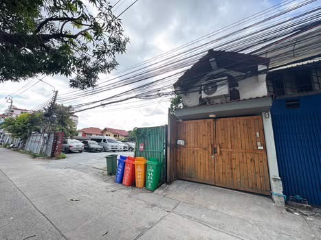 โฮมออฟฟิศให้เช่า โฮสเทล ครัวกลาง  54ตรว 3 ชั้น 5 ห้อง 1 ดาดฟ้า 1 ห้องครัว 2 ห้องโถง 4 ห้องน้ำ ที่จอด