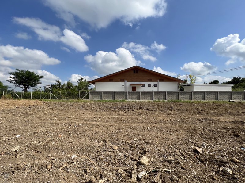 ขายที่วิวสวย-วิวทุ่งนา-วิวดอยสุเทพ-ที่ดินเปล่า-ติด-ดลธารา-ริมแม่น้ำกวง-214-ตรวล้อมรั้วกับประตู