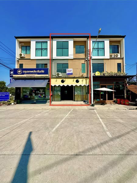 ให้เช่า ตึกแถว 3 ชั้น หมู่บ้าน พฤกษา นวนคร-พหลโยธิน ( พยอม )  เป็นตึกแถว 3 ชั้น ทำเลดี อยู่หน้าโครงก