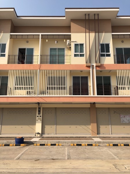 ขายอาคารพาณิชย์-3-ชั้น-หมู่บ้านยิ่งรวยพรีเมียร์-สุดหรู-สไตล์โมเดิร์น-บนถนนมาลัยแมน-ติดกับศาลเจ้าพ่อห