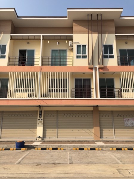 ขายอาคารพาณิชย์-3-ชั้น-พร้อมอยู่-หมู่บ้านยิ่งรวยพรีเมียร์-สุดหรู-สไตล์โมเดิร์น-บนถนนมาลัยแมน