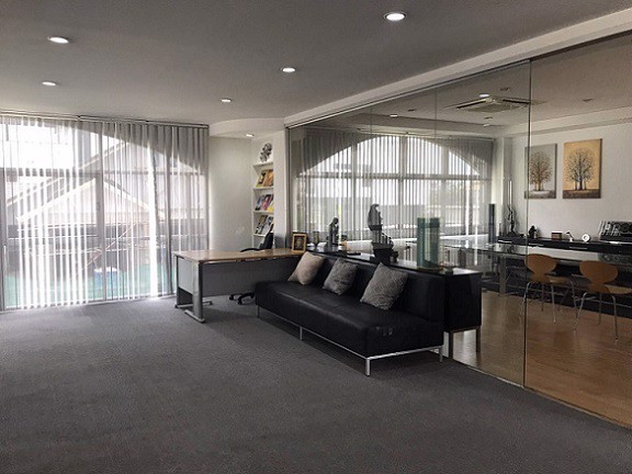 ให้เช่าออฟฟิศ-มีโต๊ะเก้าอี้-ใช้งานแล้วสภาพดี-อยู่ชั้น-3-เต็มชั้น-ของตึก-4-ชั้น