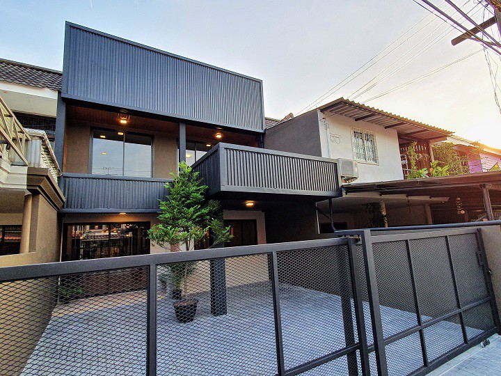 ขายทาวน์เฮ้าส์-2-ชั้น-365-ตรว-รีโนเวทใหม่ทั้งหลัง-ซลาดพร้าว-41-ปากซอยติดกับรถไฟฟ้า