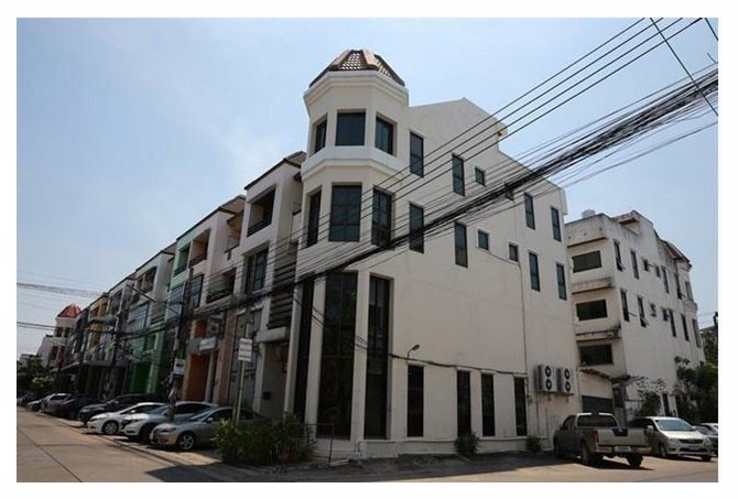 ให้เช่าทาวน์เฮาส์-3-ชั้นครึ่ง-40-ตารางวา-ห้องหัวมุม-ลาดพร้าว94-เหมาะทำออฟฟิศ