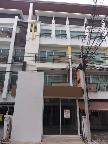 ขายด่วนราคาถูก-สำนักงานใน-biztown-บนถนนใหญ่ใกล้ลาดพร้าว-79-ติดสถานีรถไฟฟ้าสีเขียว