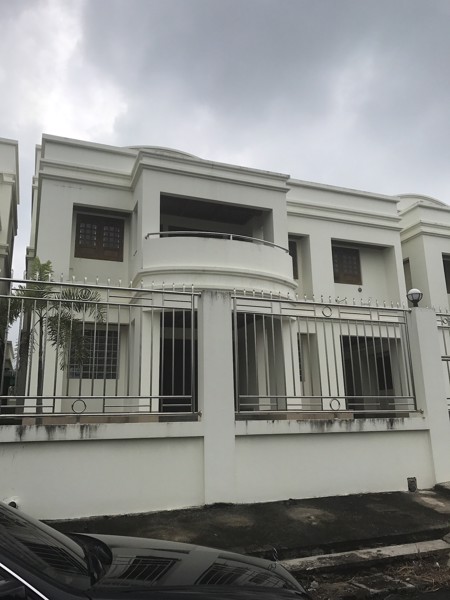 ให้เช่าบ้านเดี่ยวสามชั้นบนเนื้อที่ 100 ตารางวาปลูกเกือบเต็มพื้นที่