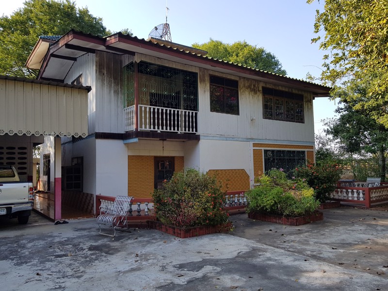 ขายที่ดิน-27-ไร่-พร้อมสิ่งปลูกสร้าง-หน้ากว้างกว่า-200-เมตร-ใกล้มีโชค-ขนส่ง-โชคชัย