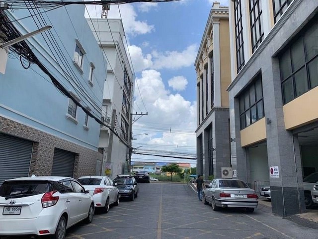 ขายทาวน์เฮ้าส์ 3-ชั้น ย่านบางบัวทอง ห่างถนนใหญ่เพียง-50-เมตร-อยู่ย่านชุมชน-แต่บริเวณบ้านไม่วุ่นวาย