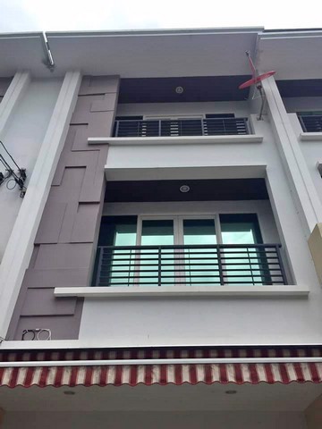ให้เช่าทาวน์โฮมบ้านกลางเมือง-เอสเซ้นส์-ซอยลาดพร้าว-84-3ชั้น-20ตรว-3นอน-3น้ำ-32000-บาทต่อเดือน