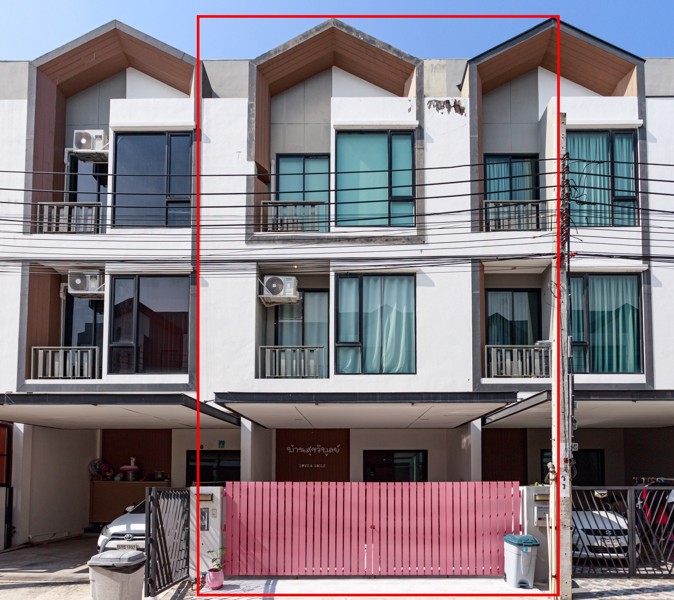 ขายทาวน์โฮม 3 ชั้น  🏠 * ทำเลดีมาก ยื่นกู้ได้ 100 % *