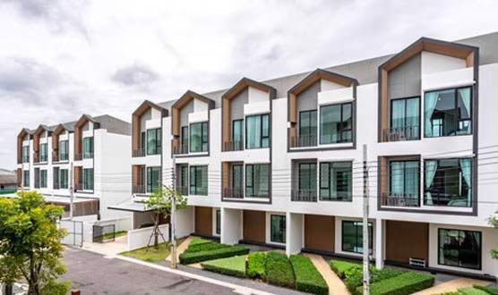 ขายทาวน์โฮม 3 ชั้น  🏠 * ทำเลดีมาก ยื่นกู้ได้ 100 % *