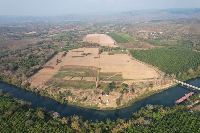 ริมน้ำสะพานหินดาด-ถูกตำราฮวงจุ้ย-หน้าติดน้ำ-หลังติดเขา