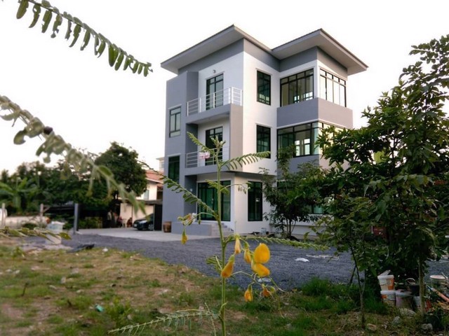 ae0084-ขาย-โฮมออฟฟิต-3-ชั้น-ซอยอ่อนนุช-53-ขนาด-472-ตรว-มี-4-ห้องนอน-3-ห้องน้ำ-อาคารใหม่