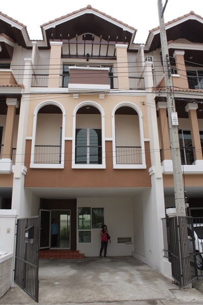 ขายทาวน์เฮาส์ใกล้-srt-หลักหก-หมู่บ้านภุมรินทร์-ติดห้างเซียร์รังสิต-เจ้าของขายเอง