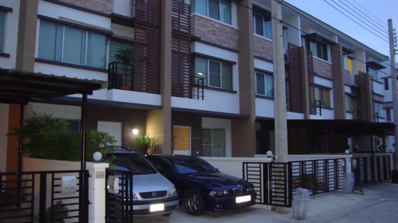 **ขาย หรือ ให้เช่าทาวน์โฮม 3 ชั้น 3 ห้องนอน พร้อมเฟอร์นิเจอร์ และ เครื่องใช้ไฟฟ้า พร้อมอยู่**