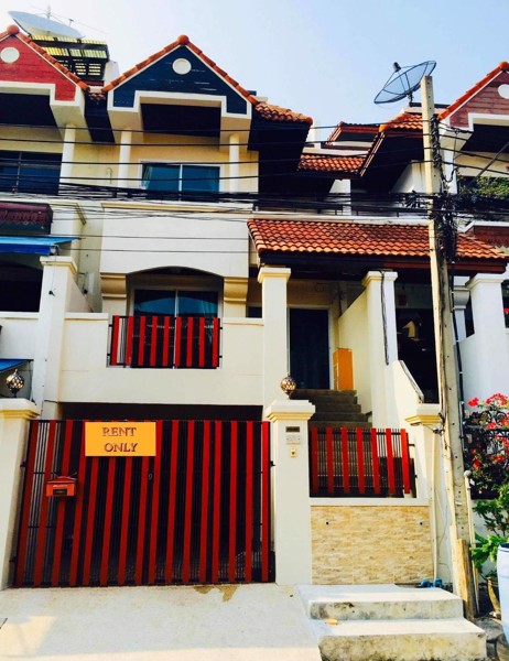 ให้เช่า-ทาวน์โฮม-หมู่บ้านรอยัลนครินทร์วิลล่า-ซอยอ่อนนุช-46-ถนนสุขุมวิท-77-บ้านกว้างขวาง-ทำเลดีมาก