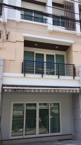 ให้เช่าทาวน์โฮม-3-ชั้น-หมู่บ้านกลางเมืองลาดพร้าว-เสนา-2-เชื่อมต่อหลายเส้นทาง