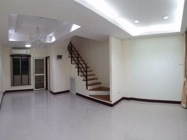 ให้เช่าโฮมออฟฟิศ-4-ชั้น-ปรัชญาโฮมทาวน์-ลาดพร้าว-71-ติดถนนสุคนธสวัสดิ์-เหมาะทำออฟฟิสและอยู่อาศัย