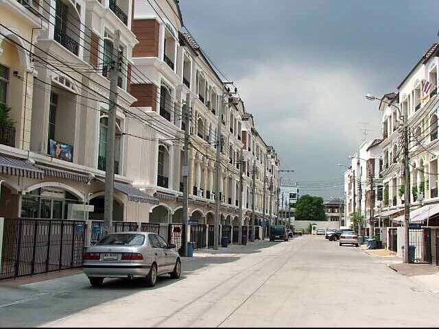 ให้เช่าtownhouse-หลังมุม-บ้านกลางเมือง-รัชดา-ลาดพร้าว-ใกล้-mrt-ลาดพร้าว