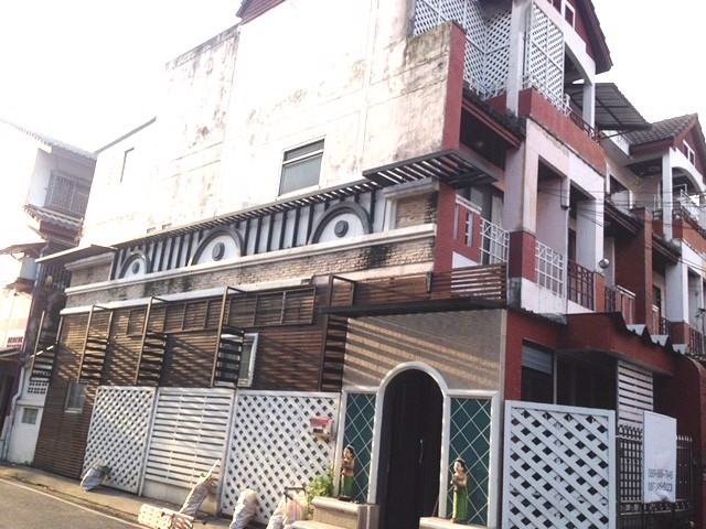 บ้านโฮมออฟฟิศ 3 ชั้นให้เช่า นนทบุุรี ติดรถไฟฟ้าสายสีม่วงสถานีสามแยกบางใหญ่ เพียง 1 นาที ใกล้เซ็นทรัล