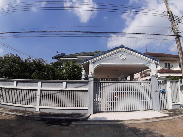 ขายบ้านเดี่ยวหลังมุม-มณีรินทร์-รัตนาธิเบศร์-74-ตรว-หลังใหญ่-ร่มรื่น-ต้นไม้เยอะ