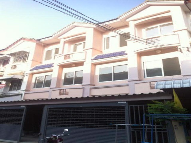 ขายทาวน์เฮ้าส์-3-ชั้น-หมู่บ้านรินรดา-ซอ่อนนุช-46-พื้นที่ใช้สอย-160-ตรม-4-นอน-3-น้ำ-เดินทางสะดวก