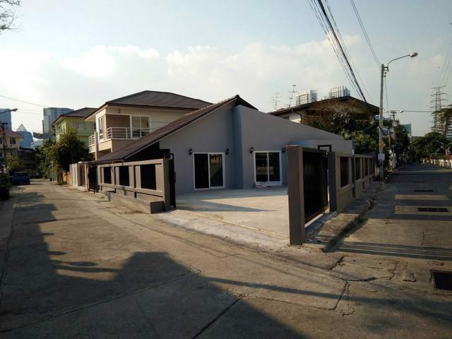 ให้เช่าบ้านเดี่ยวชั้นเดียว-หัวมุม-เหมาะทำออฟฟิศ-ร้านกาแฟ-ร้านอาหาร-หรือพักอาศัย-รีโนเวทใหม่-ลาด