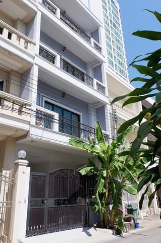 ให้เช่าทาวน์โฮม-50000-หมู่บ้านคลองเตย-พระราม3-5-ชั้น-เนื้อที่-24-ตรวา-6-นอน-6-น้ำ-ใกล้-mrt-900-ม