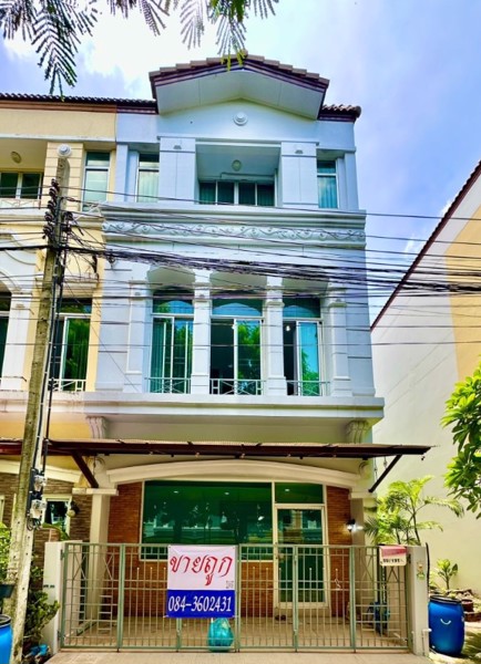 ขายด่วน บ้านกลางเมือง บริติช ทาวน์ ศรีนครินทร์ เป็นทาวน์โฮม 3 ชั้น หลังริม รีโนเวทใหม่ สวยๆ