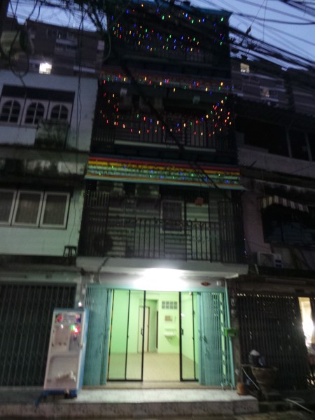 อาคารพาณิชย์ชั้นล่างให้เช่าพื้นที่ทำ-สำนักงานอ๊อฟฟิตหรือ-ร้านค้าร้านอาหารและเครื่องดื่มคาเฟ่