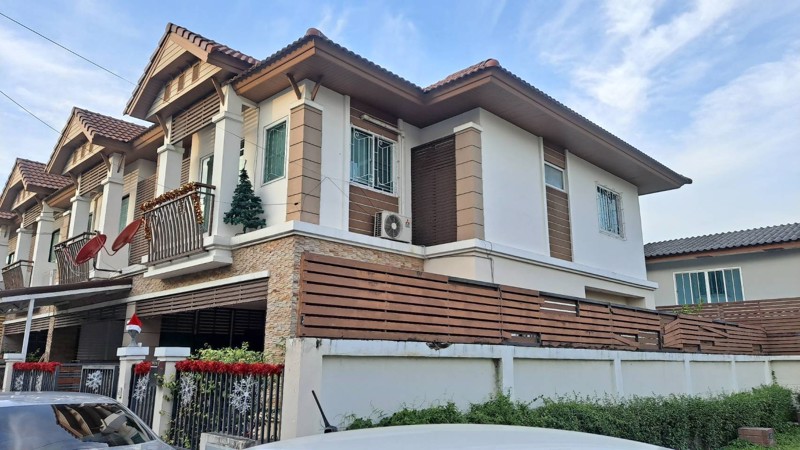 ขายทาวน์โฮม-2-ชั้นหลังริม-ติดสวนกลางหมู่บ้าน