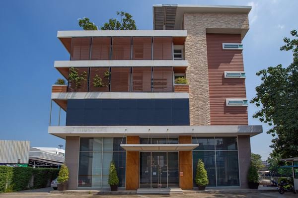 ให้เช่า-อาคารพาณิชย์-โชว์รูม-ออฟฟิศ-สไตล์โมเดิร์น-2-ชั้นครึ่ง-ทำเลดี-ติดถนนศรีนครินทร์