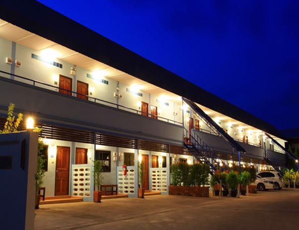 ขายด่วน-โรงแรม-2-ชั้น-ตรงข้ามหาดเตยงาม-สัตหีบ-มีที่จอดรถ-ติดถนนสุขุมวิท-ใกล้สนามบินอู่ตะเภา