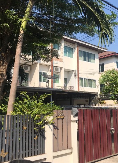 ให้เช่าบ้านทาวน์โฮม-3-ชั้น-หมู่บ้านรอยัลโฮม-พัฒนาการ-31-1-ใกล้แอร์พอร์ตลิ้งค์-คลองตัน