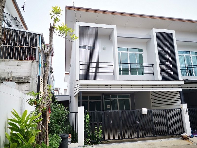 สุดคุ้มทาวน์โฮมทันสมัย-มิราเคิลพลัส-เพชรเกษม-63-3-นอน-3-น้ำ-ใกล้เดอะมอลล์-บางแค-33-ล้านเท่านั้น