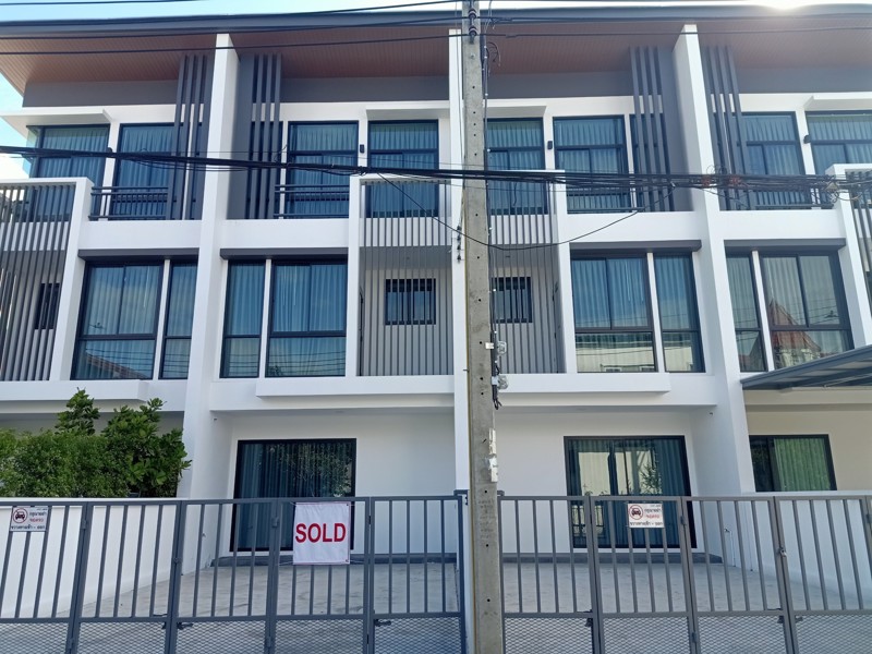 ขายทาวน์เฮ้าส์ 3 ชั้น ลาดพร้าว 87 ลาดพร้าว 83  บ้านใหม่ราคามือสอง