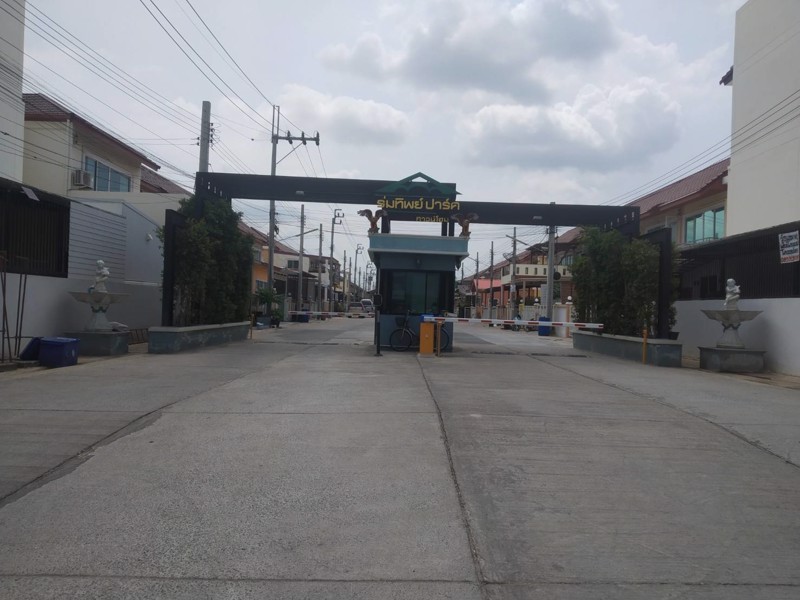 ขายทาวน์โฮม-2ชั้น-หมู่บ้านร่มทิพย์ปาร์ค-เนื้อที่-279ตรวา-แขวงบางชัน-เขตคลองสามวา-จังหวัดกรุงเทพมห